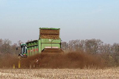 Ausbringung von Hühnermist (Foto: Stollberg/ATB)