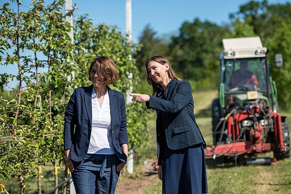 Dr. Janina Bolling und Dr. Manuela Zude-Sasse beim Vor-Ort-Termin im ATB-"Fieldlab for digital agriculture" in Marquardt (Copyright: havelcom)