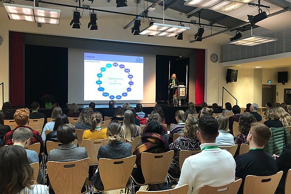 Dr. Doreen Burdack beim 9. Jungen Forum (Foto: A.Sidorenko, HS Fulda)