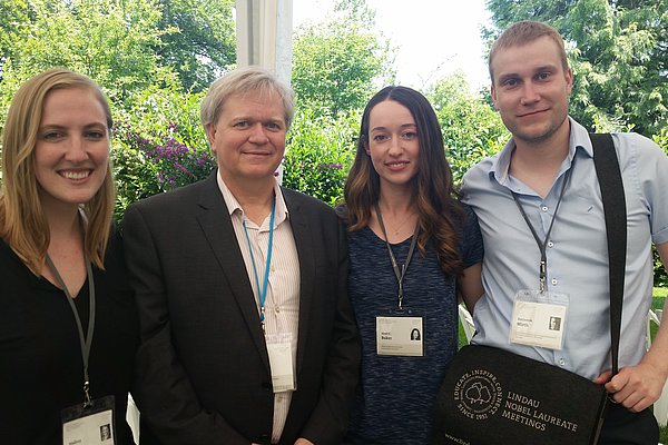 Benjamin Wirth (rechts) mit Nobelpreisträger Brian P. Schmidt  (2. von links), dem Initiator der Mainau Deklaration 2015 (Foto: Noel Baker)