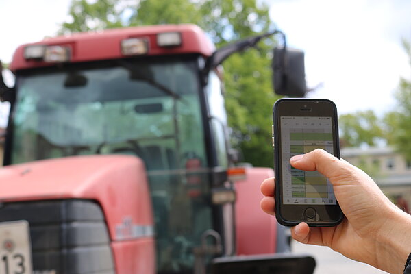 Smartphone vor Traktor