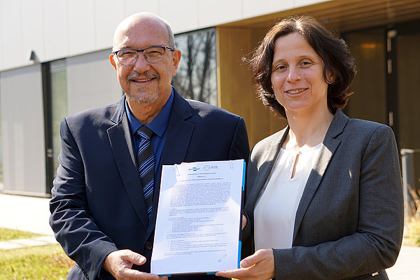 Dr. Guy de Capdeville, Embrapa und Prof. Barbara Sturm, Leibniz ATB, mit der Kooperationsvereinbarung (MoU)