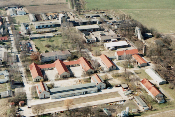 Luftaufnahme des ATB 1999 mit Futterturm (Foto: Herold/ATB)