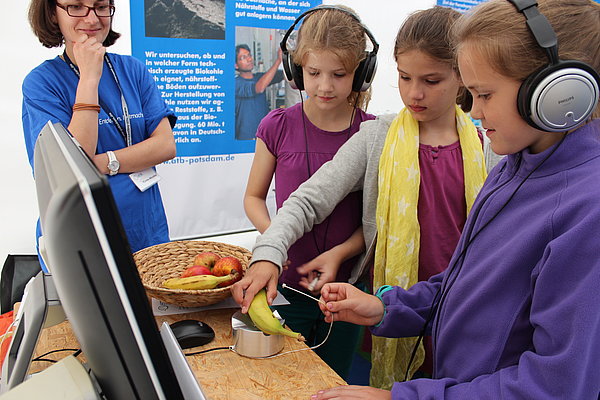 Die akustische Resonanzanalyse macht Fruchtqualität hörbar (Foto: Foltan/ATB)
