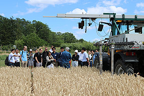 Dr. Karl-Heinz Dammer stellt neue Sensoren zur Früherkennung von Gelbrost in Getreide vor (Foto: ATB)
