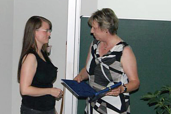 Cornelia Buchholz (rechts) überreicht die Auszeichnung an Susanne Demba (Foto: Baumgarten / HU Berlin)
