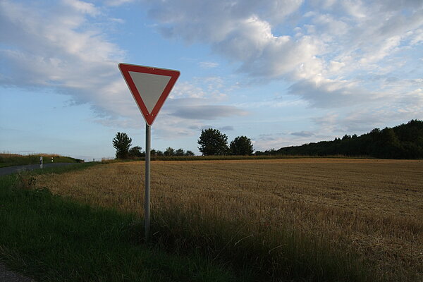 Vorfahrtszeichen an Getreidefeld 