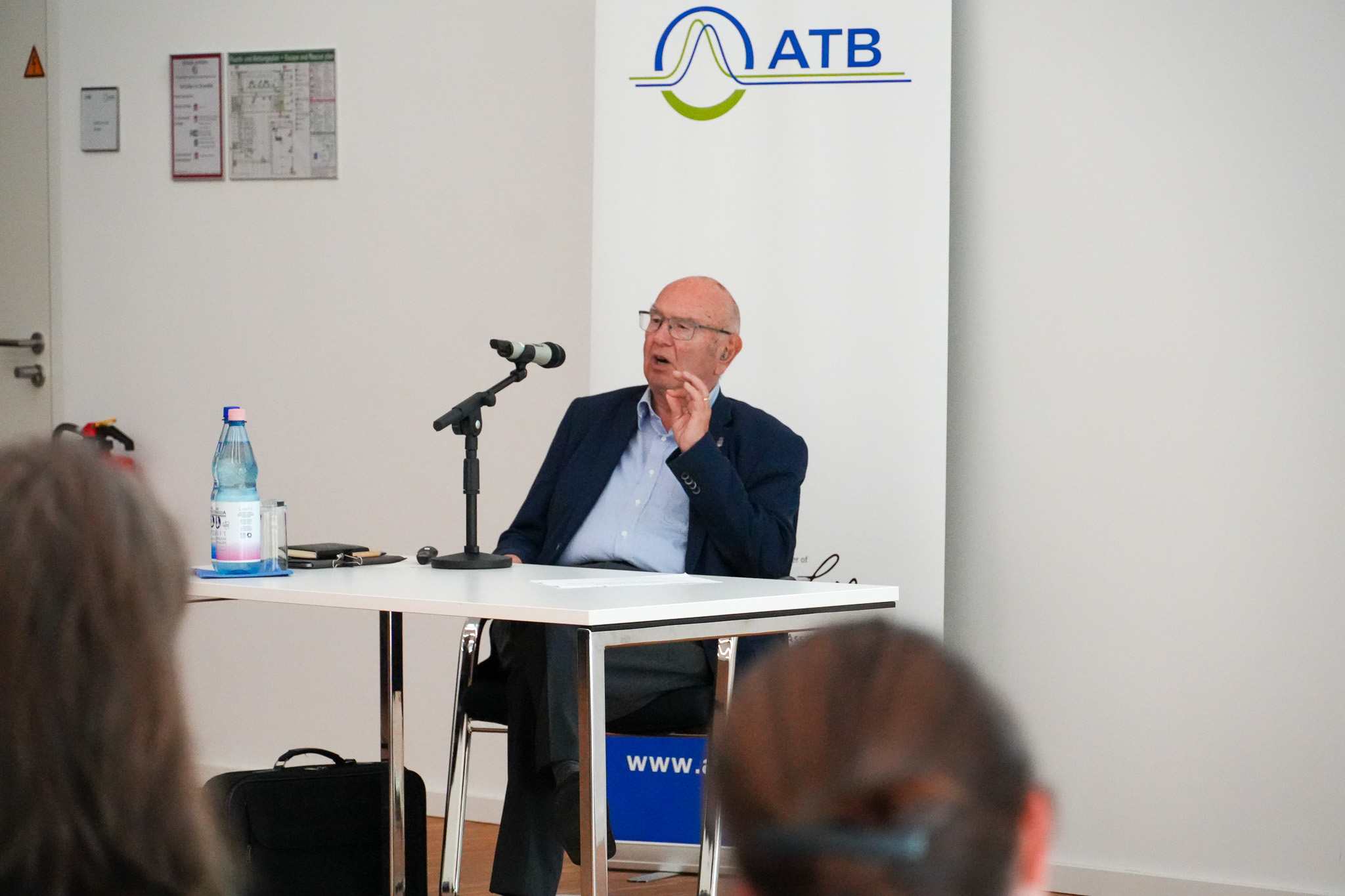 Dr. Patermann hält einen Vortrag